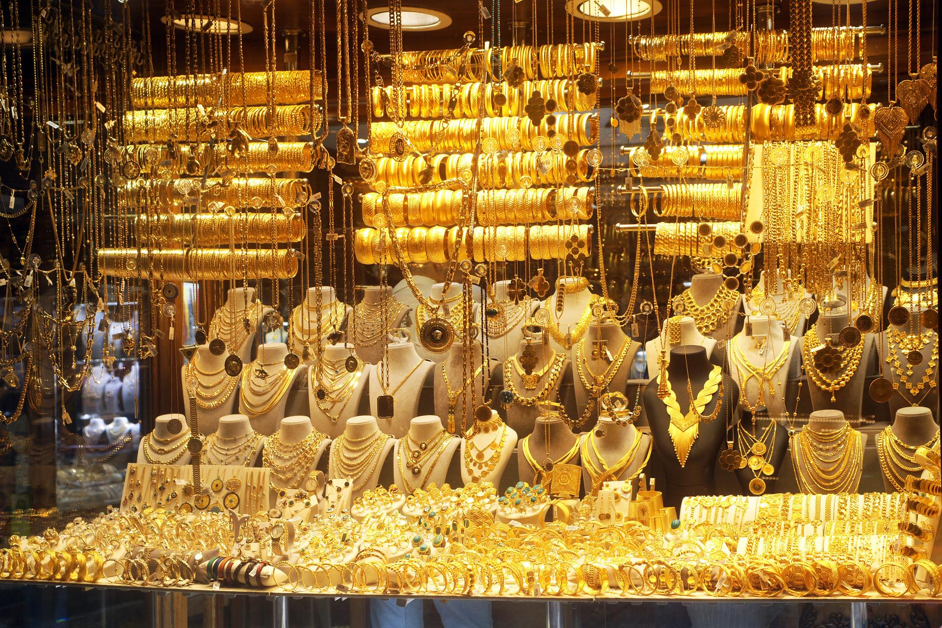 Jewelery showcase- Jewelery store window